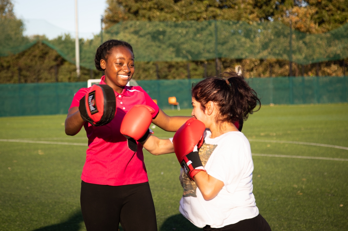 Girls boxing